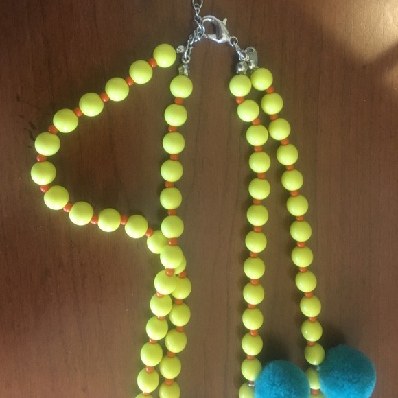 NWOT Pom necklace - Trendy double strand - Picture 5 of 7